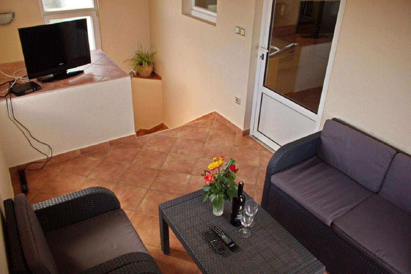 Apartment Dita Nin Exterior photo